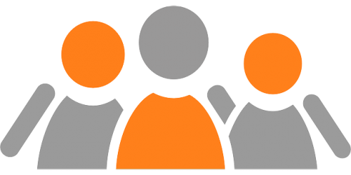 Drei Personen in grafischer Darstellung. Grau und Orange.